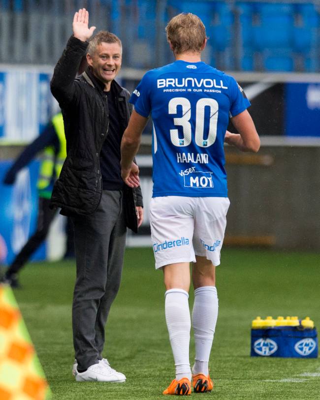 16/08/18 UEFA EUROPA LEAGUE THIRD QUALIFYING ROUND 2ND LEG.MOLDE FK V HIBERNIAN.MOLDE – NORWAY .Molde manager Ole Gunnar Solskjaer celebrates with Erling Braut Haland as he is substituted. 16/08/18 UEFA EUROPA LEAGUE THIRD QUALIFYING ROUND 2ND LEG.MOLDE FK V HIBERNIAN.MOLDE - NORWAY .Molde manager Ole Gunnar Solskjaer celebrates with Erling Braut Haland as he is substituted. (Photo by Ross Parker/SNS Group via Getty Images)