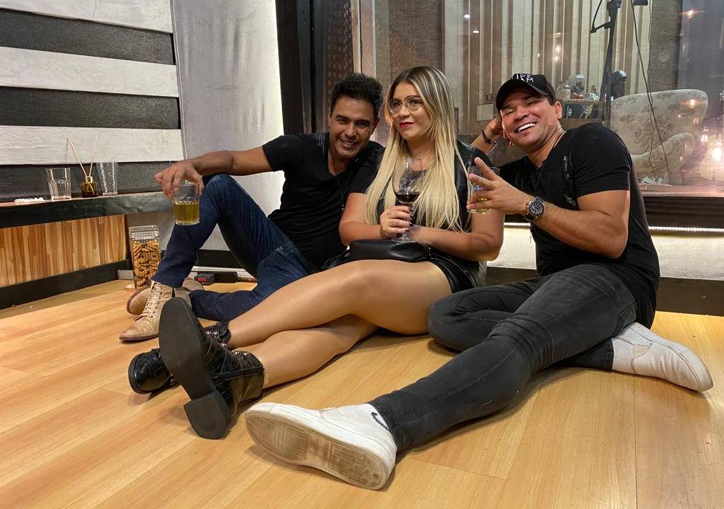 Zezé Di Camargo e Marília Mendonça no estúdio gravando o dueto