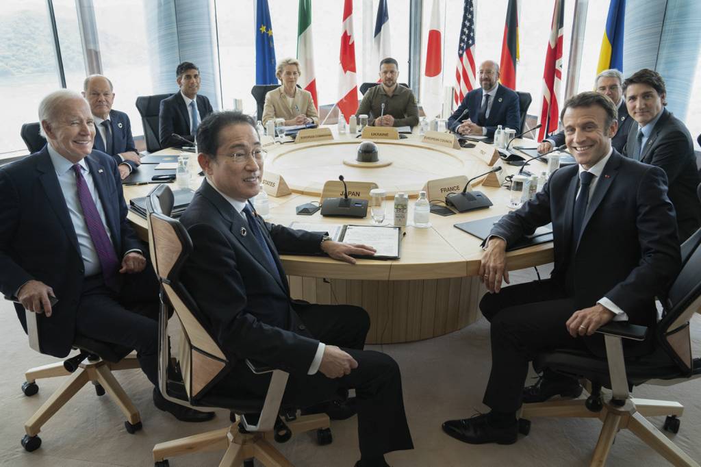 VOLODYMYR-ZELENSKY-G7-JAPÃO-2023-1.jpg ARTICULAÇÃO POLÍTICA - Zelensky (ao fundo) e os líderes do G7: apoio certo