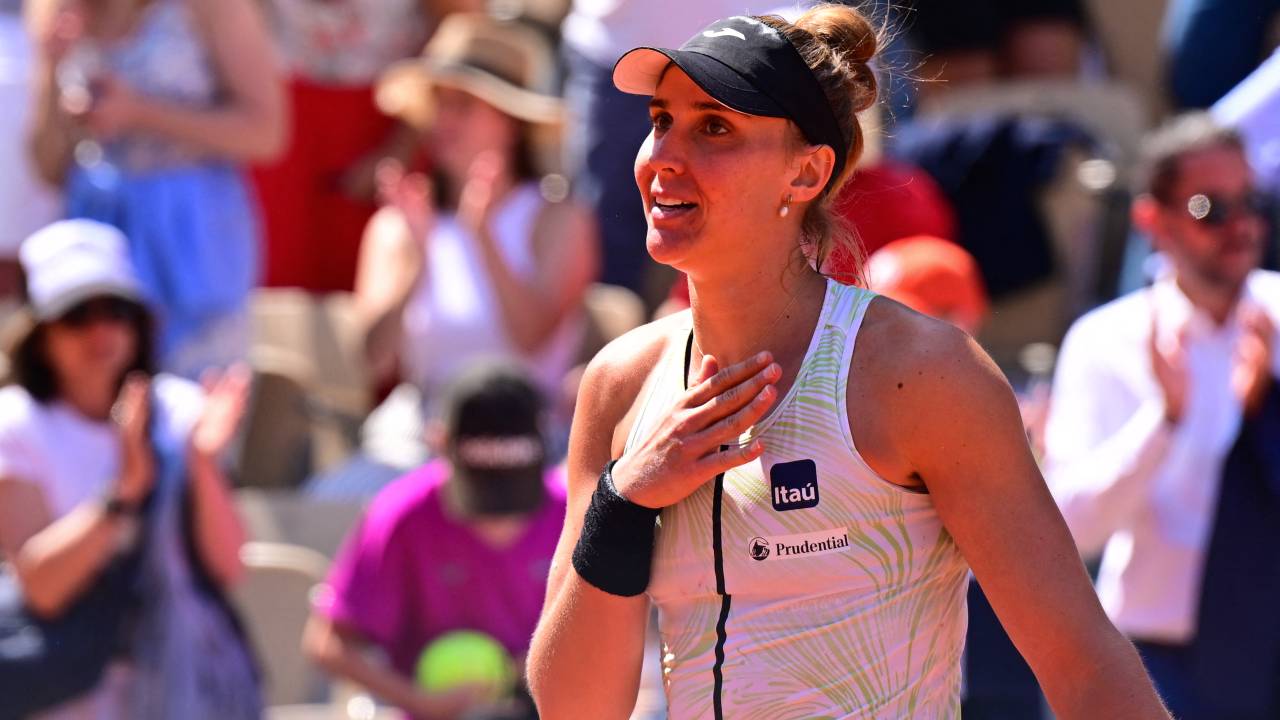 Brazil's Beatriz Haddad Maia celebrates her victory over Spain's Sara Sorribes Tormo during their women's singles match on day nine of the Roland-Garros Open tennis tournament at the Court Suzanne-Lenglen in Paris on June 5, 2023. (Photo by Emmanuel DUNAND / AFP)