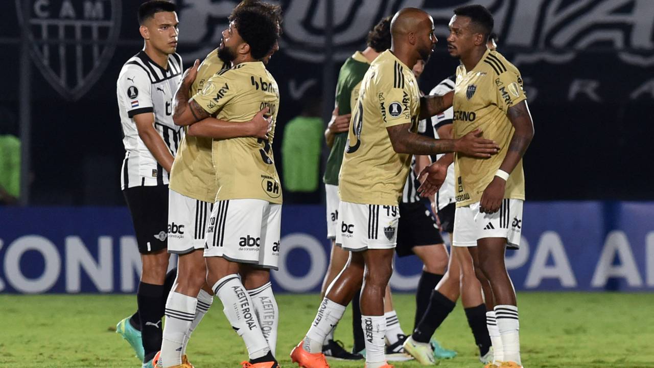 Atletico Mineiro players greet each other at the end of the Copa Libertadores group stage second leg football match between Paraguay's Libertad and Brazil's Atletico Mineiro, at the Defensores del Chaco stadium in Asuncion, on June 27, 2023. (Photo by NORBERTO DUARTE / AFP)