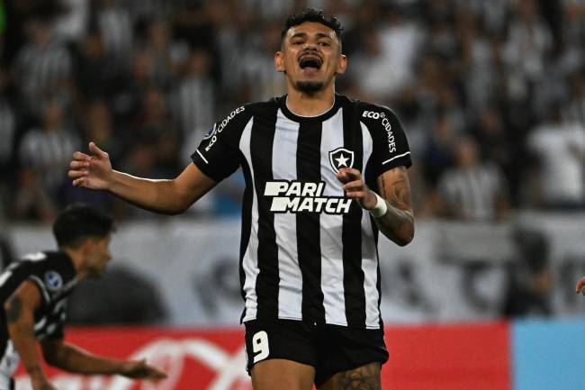 FBL-SUDAMERICANA-BOTAFOGO-MAGALLANES Botafogo's forward Tiquinho Soares reacts during the Copa Sudamericana group stage second leg football match between Brazil's Botafogo and Chile's Magallanes, at the Nilton Santos stadium in Rio de Janeiro, Brazil on June 29, 2023. (Photo by MAURO PIMENTEL / AFP)