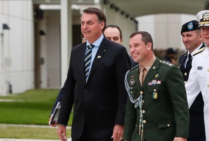 O ex-presidente Jair Bolsonaro e seu ex-ajudante, o tenente-coronel Mauro Cid: de braço direito a delator