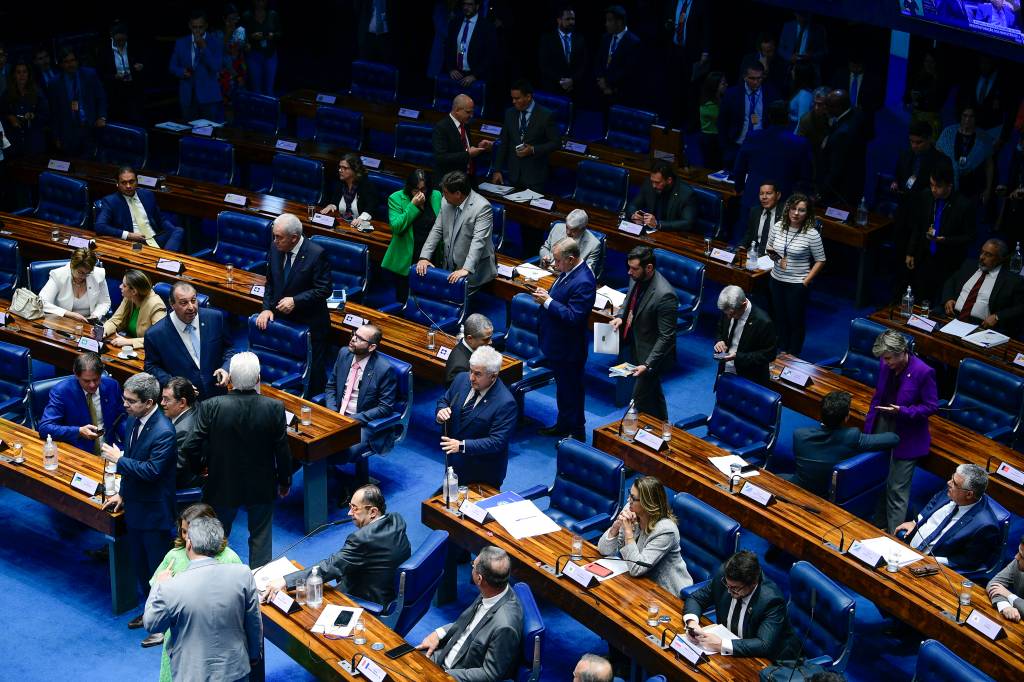 Senado aprova Desenrola e limite para juros do cartão de crédito