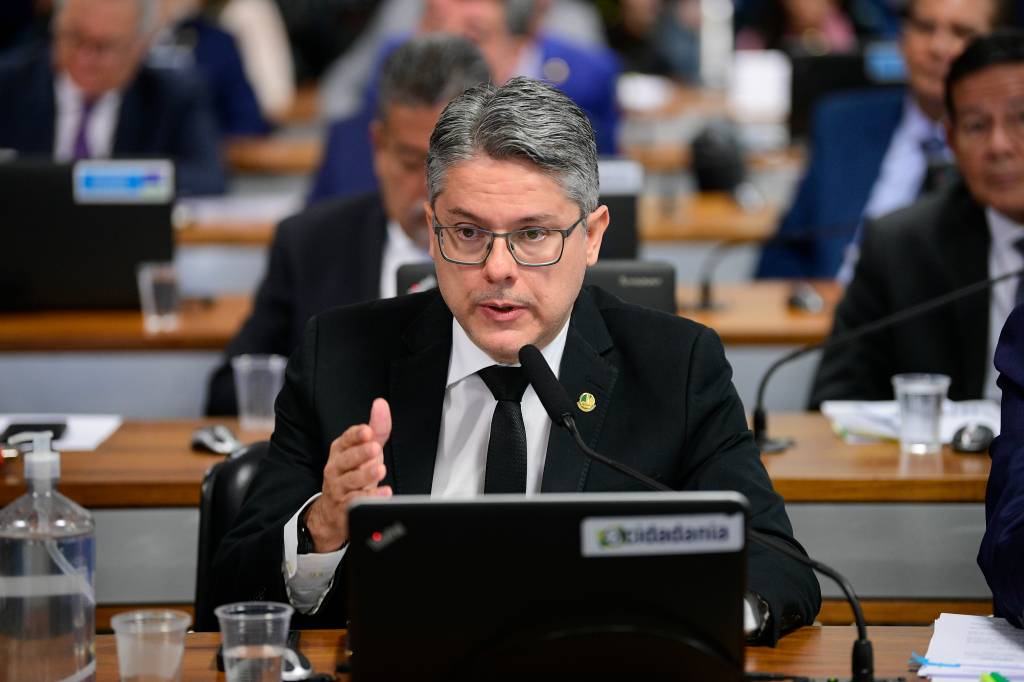 Desorganização no controle de armas é ‘deliberada’, diz Alessandro Vieira