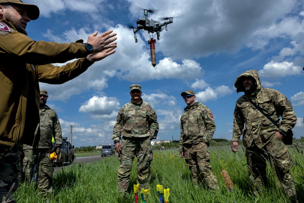 NA GUERRA - Reação: ucranianos usam drones com bombas contra russos