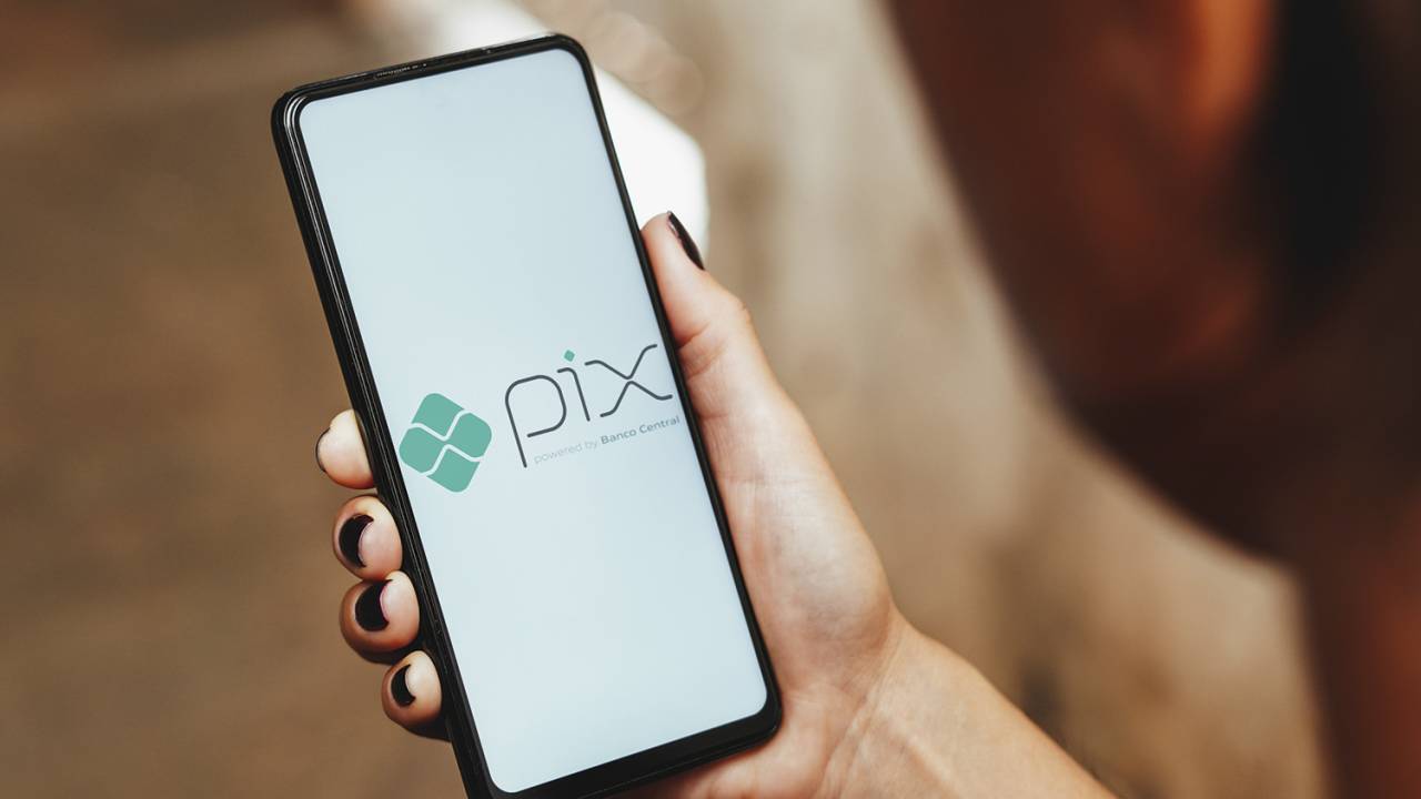 NA MÃO DO POVO - Uso pelo celular: adoção facilitada por sua simplicidade