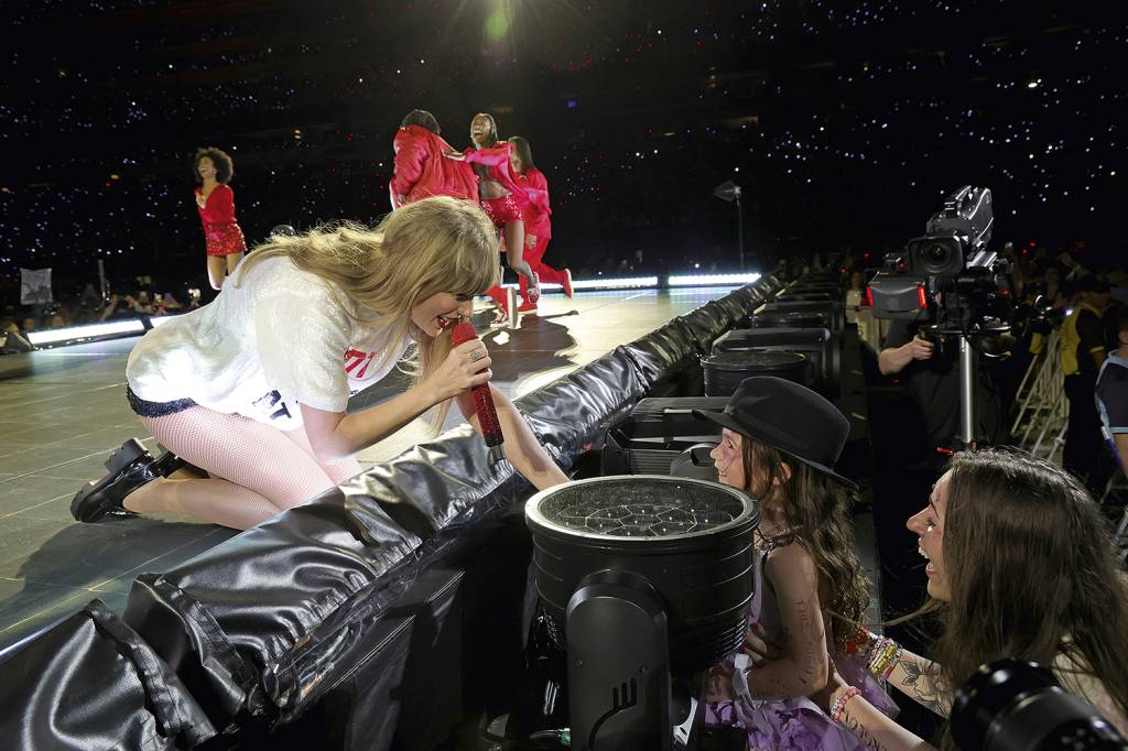GettyImages-1493891324.jpg CATARSE - Taylor, em seu ritual com os fãs: na hora mais esperada dos shows, ela dá seu chapéu a um deles