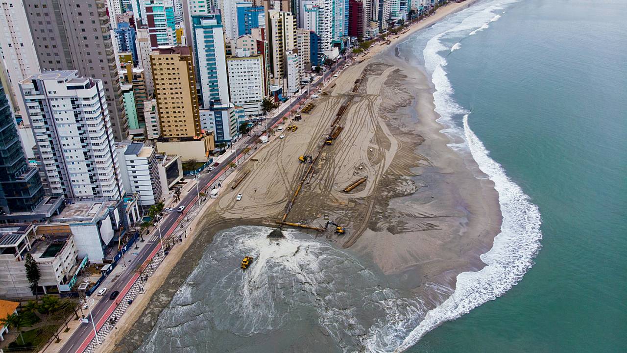“PUXADINHO” - Balneário Camboriú: o oceano engoliu uma faixa de terra artificial