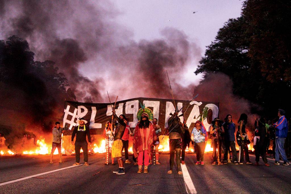 São Paulo (SP), 30/05/2023 – Interdição da rodovia Bandeirantes pelos indígenas do Jaraguá contra a PL 490 do marco temporal. Foto: Rovena Rosa/Agência Brasil PROTESTO - Indígenas em São Paulo: votação do marco temporal ajudou a pôr em xeque promessas de Lula no exterior
