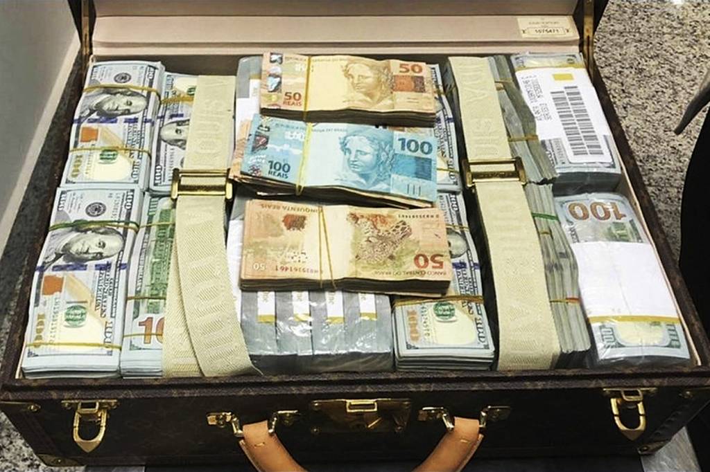 TEODORO-OBIANG-DOLARES–APRENDIDOS-2018-5.jpg MALA RECHEADA - Dinheiro apreendido em Viracopos: 1,4 milhão de dólares