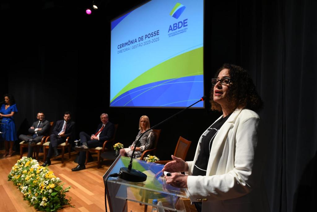 Luciana Santos participa da posse do novo presidente da ABDE