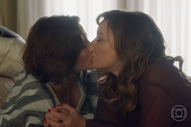 globo-vai-na-fe-priscila-stejznman-regiane-alves Helena (Priscila Sztejnman) e Clara (Regiane Alves) em cena de 'Vai na Fé', novela das 7 da Globo