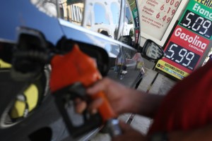 Carro é abastecido em posto de gasolina