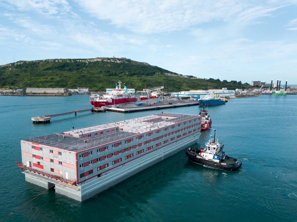 Migrant Barge Bibby Stockholm Arrives At Portland Harbour NÃO PASSARÃO - Navio-alojamento inglês para quem cruza o Canal ilegalmente: asilo negado e deportação automática