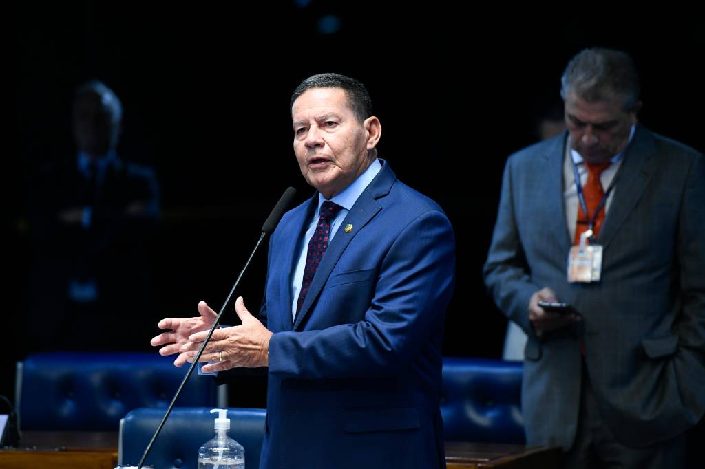 Moraes manda PF ouvir Mourão sobre ligação com Bolsonaro antes de oitiva