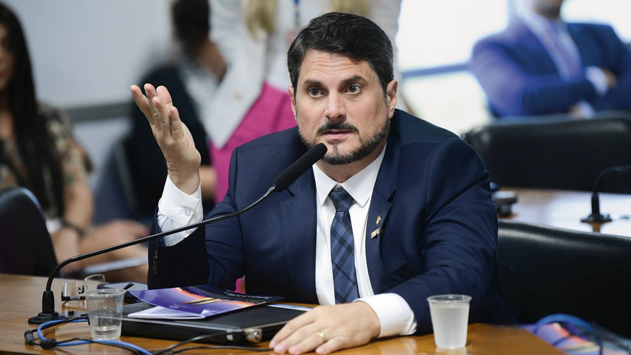 INVESTIGADO - Do Val: busca e apreensão da PF e pedido de licença no Senado