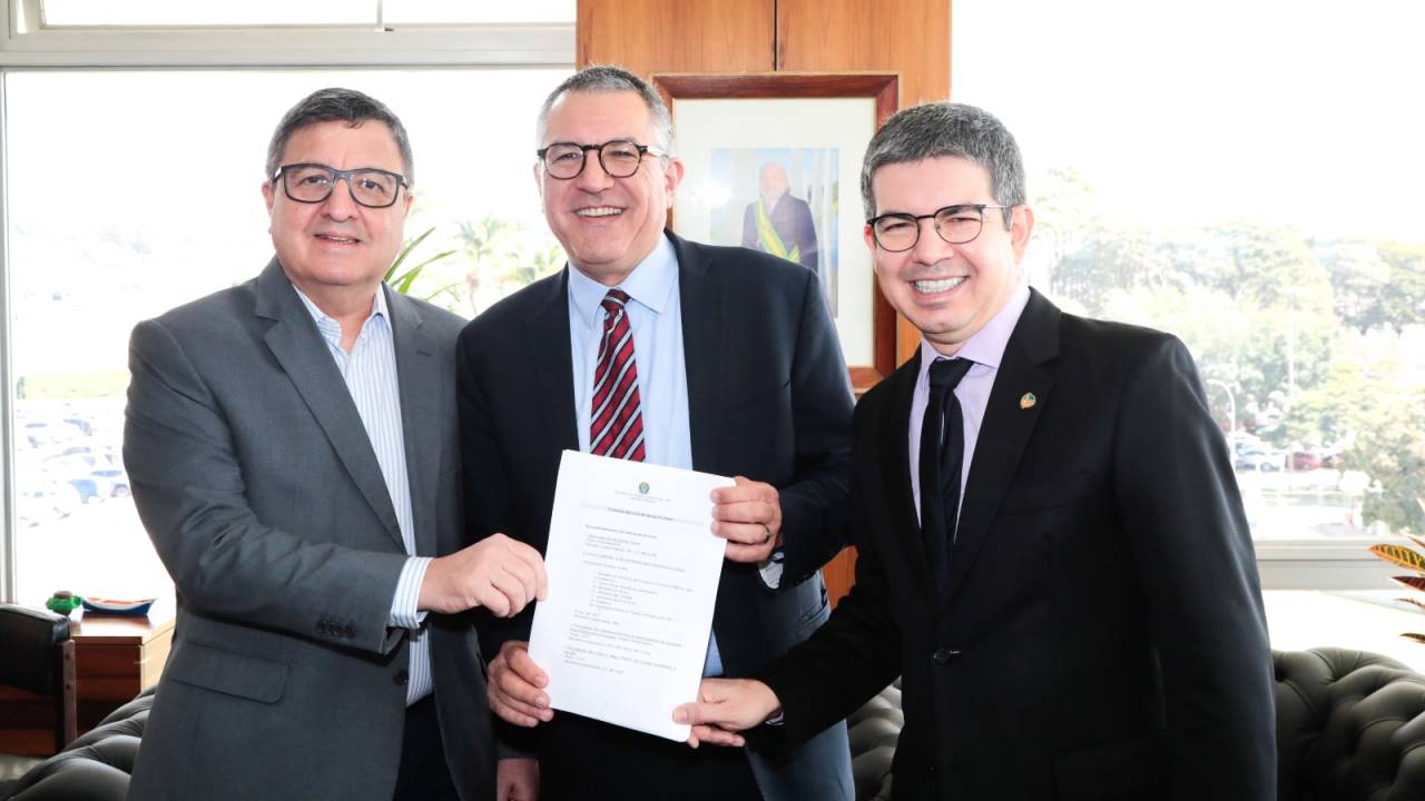 Danilo Forte, Alexandre Padilha e Randolfe Rodrigues seguram decreto que governo Lula publicará para reestruturar a Funasa