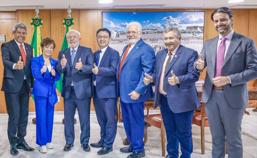O presidente Lula recebe o CEO no Brasil e a vice-presidente global da montadora chinesa BYD, Tyler e Stella Li. O encontro foi articulado pelo conselheiro da empresa e ex-ministro das Cidades Alexandre Baldy, junto com o ministro Rui Costa, o governador da Bahia Jerônimo Rodrigues e o senador Jaques Wagner (PT-BA)
