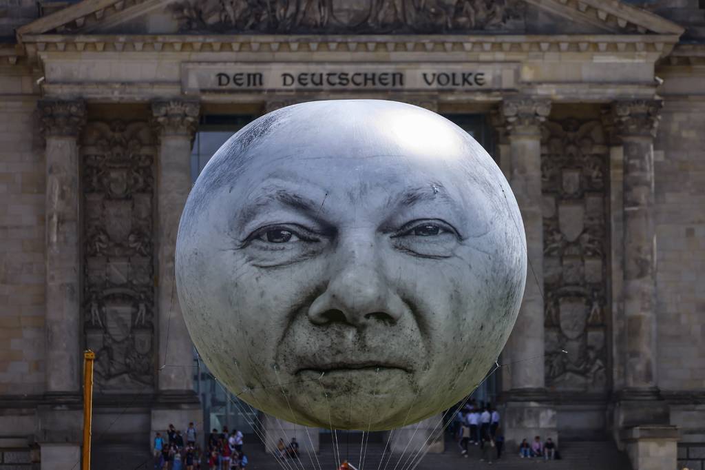 efespphotos686019.jpg PROTESTO - Balão com a cara do chanceler alemão, Olaf Scholz: PIB da zona do euro caiu em dois trimestres consecutivos