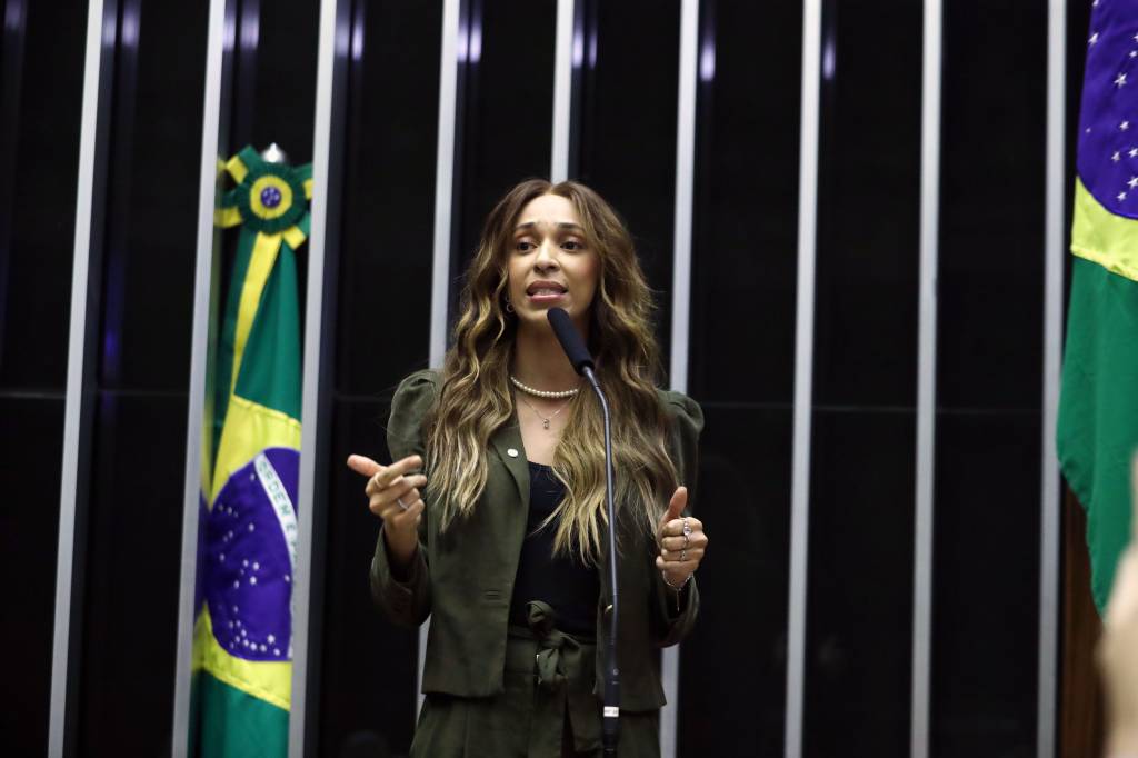 Deputada trans denuncia pastor por sugerir morte de pessoas LGBT