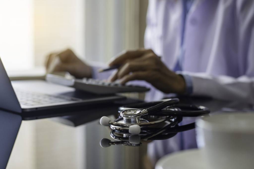 Emissão de atestado médico será digital para evitar fraudes. Veja o que muda