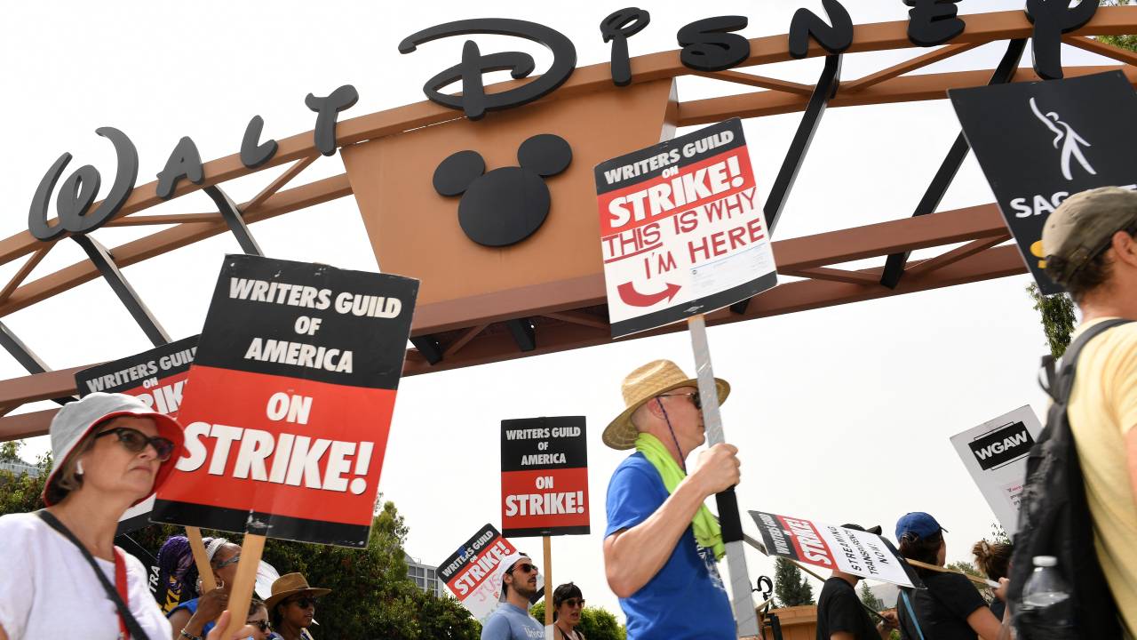 Membros do Writers Guild of America e do Screen Actors Guild protestam do lado de fora do Walt Disney Studios em Burbank, na Califórnia. 31/07/2023