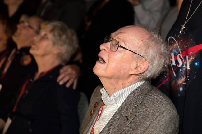 INSPIRAÇÃO - Físico: Eugene Parker (1927-2022) assiste ao lançamento do Parker Solar Probe, em 2018