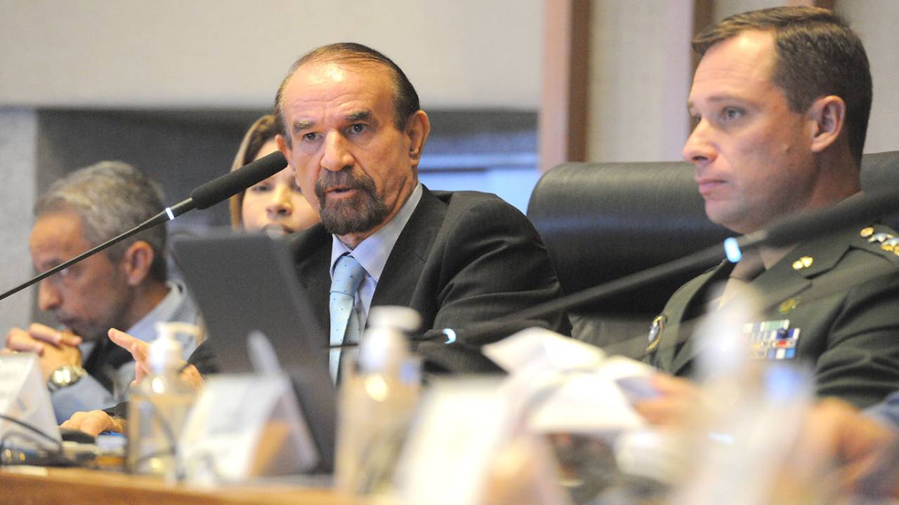 O advogado Cezar Bitencourt e o tenente-coronel Mauro Cid, durante depoimento à CPI dos Atos Antidemocráticos da Câmara Legislativa do Distrito Federal, nesta quinta-feira