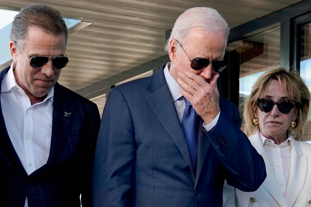 Joe Biden,Hunter Biden,Valerie Biden Owens President Joe Biden stands with his son Hunter Biden, left, and sister Valerie Biden Owens, right, as he looks at a plaque dedicated to his late son Beau Biden while visiting Mayo Roscommon Hospice in County Mayo, Ireland, Friday, April 14, 2023. Credito: Patrick Semansky/AP/Imageplus