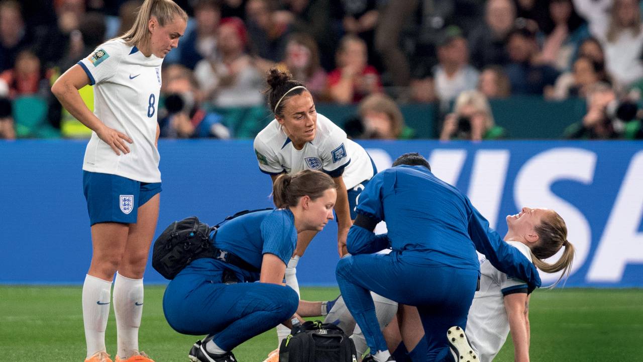 DESFALQUE - A inglesa Keira Walsh, atendida no jogo contra a Dinamarca: nova vítima