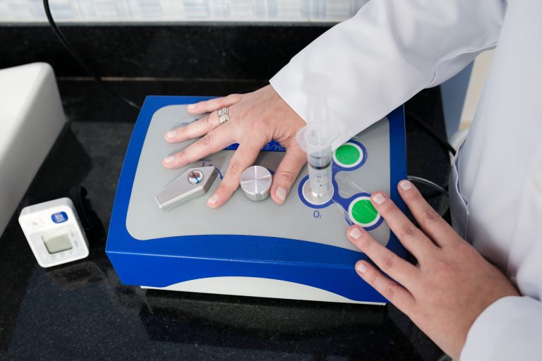 TERAPIA - Procedimento utiliza mistura de oxigênio e ozônio