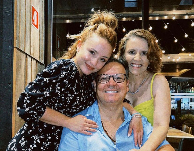 Caso Larissa Manoela vira guerra de narrativas entre Globo e SBT