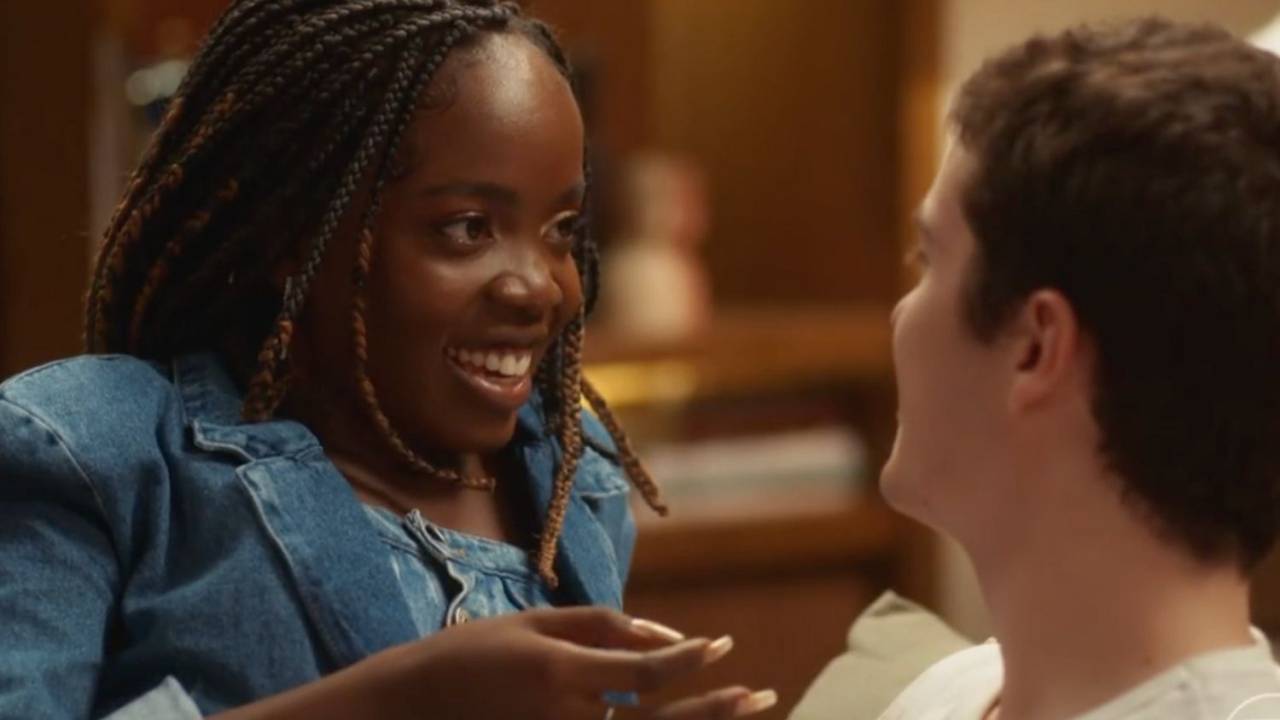 Kate (Clara Moneke) e Rafa (Caio Manhete) em 'Vai na Fé', novela das 7 da Globo