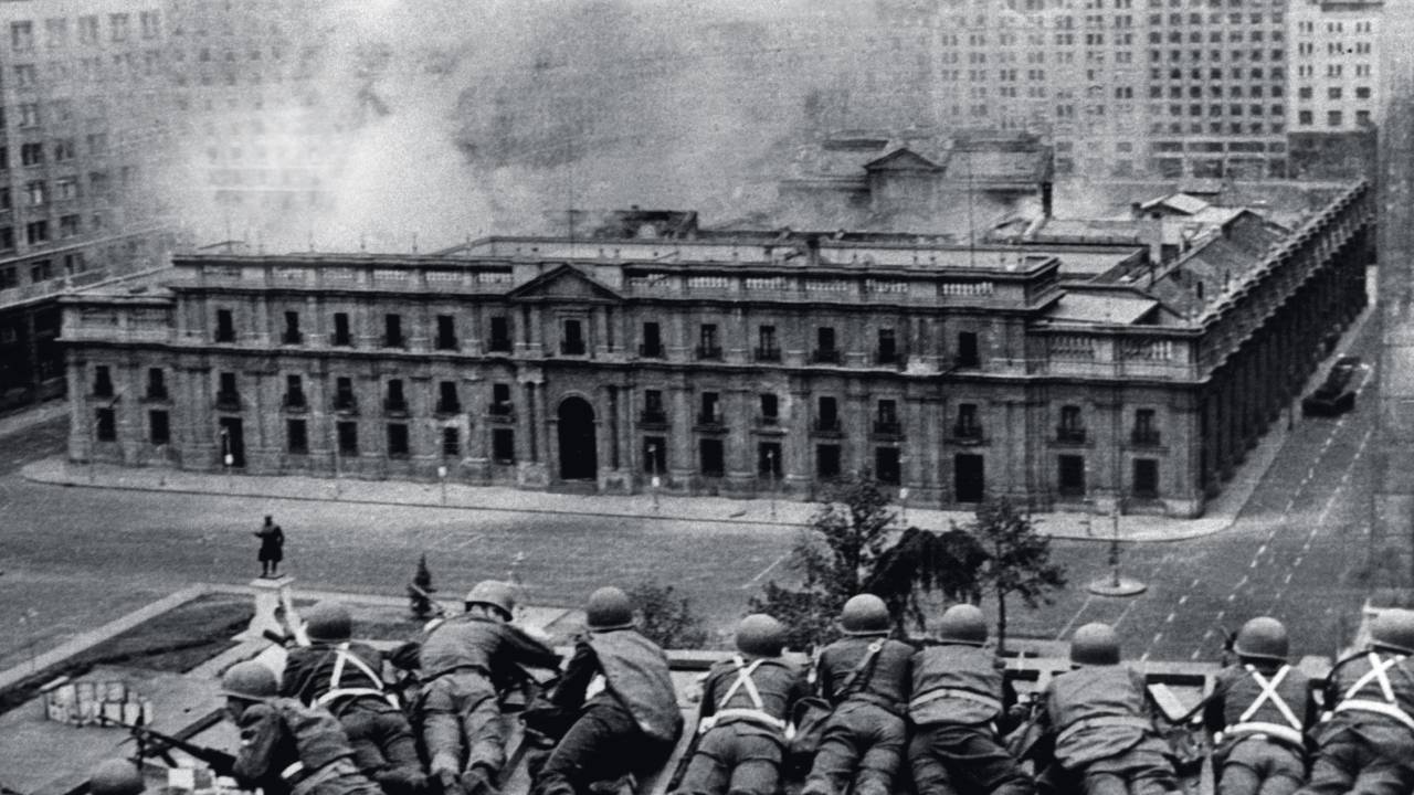 DIA DRAMÁTICO - Militares miram o Palácio de La Moneda, em Santiago: sob bombardeio, a democracia seria soterrada