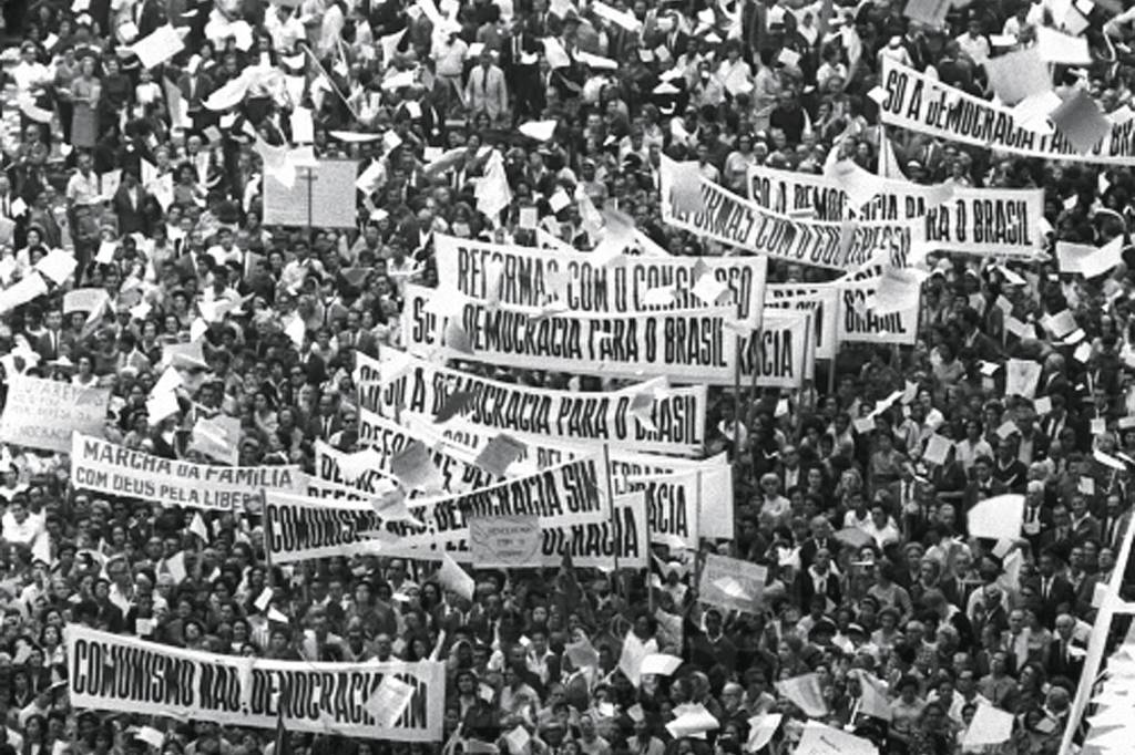 4dbc52c1-36a1-492d-acc7-1960c06818bd.jpg MÁ LEMBRANÇA - Marcha em 1964: a agitação conservadora levou ao golpe