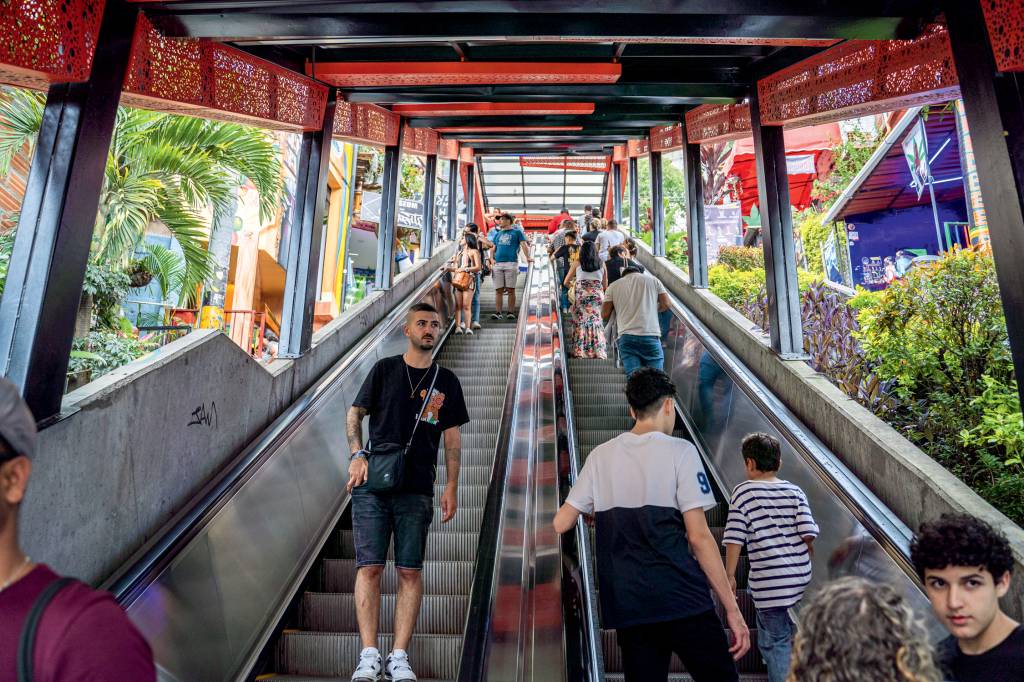Colombian Inflation Surprises To The Upside With New 24-Year High INSPIRAÇÃO - Medellín: escada rolante em uma das favelas da cidade é exemplo de intervenção que acolhe moradores