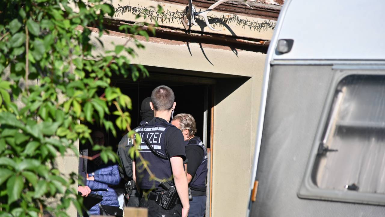 27 September 2023, Baden-Württemberg, Hesselbronn: Police task forces search a property. Federal Interior Minister Faeser (SPD) has banned another right-wing extremist association. Police task forces searched 26 apartments of 39 members as well as rooms of the association "Die Artgemeinschaft - Germanische Glaubens-Gemeinschaft wesensgemäßer Lebensgestaltung" in twelve German states on Wednesday morning, according to the Interior Ministry in Berlin. (to dpa "Raids against völkische settlers - Faeser bans "Artgemeinschaft"") Photo: Jan-Philipp Strobel/dpa (Photo by Jan-Philipp Strobel/picture alliance via Getty Images)