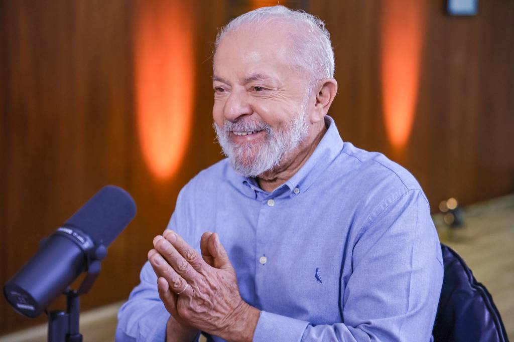 Após passar bem a noite, Lula caminha no hospital