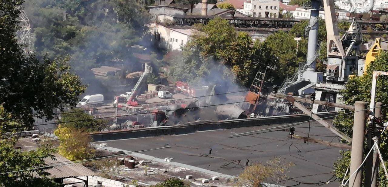 A fumaça sobe do estaleiro que teria sido atingido por um ataque de míssil ucraniano em Sebastopol, Crimeia. 13/09/2023 -