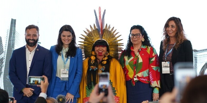 A deputada Célia Xakriabá (ao centro) se reúne com líderes de empresas e entidades em Nova York