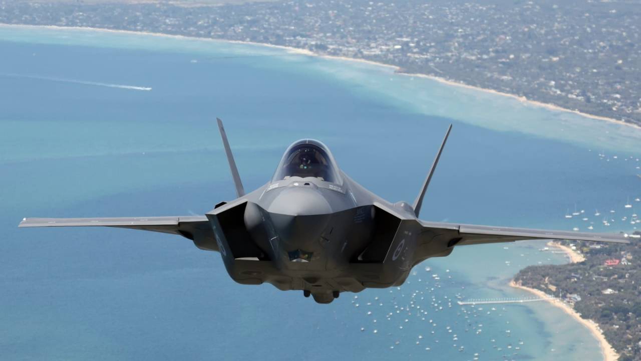 Aeronave F-35 sobrevoando a costa norte-americana.