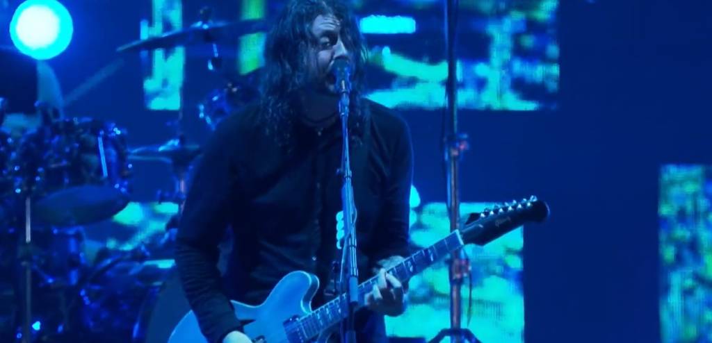 The Town: Foo Fighters faz show emotivo e com homenagens a Taylor Hawkins