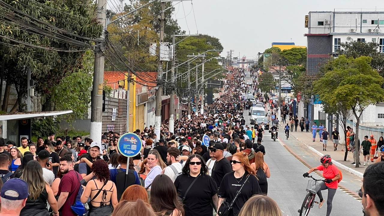 Público enfrentou fila quilométrica para acessar The Town - na avenida Senador Teotônio Vilela