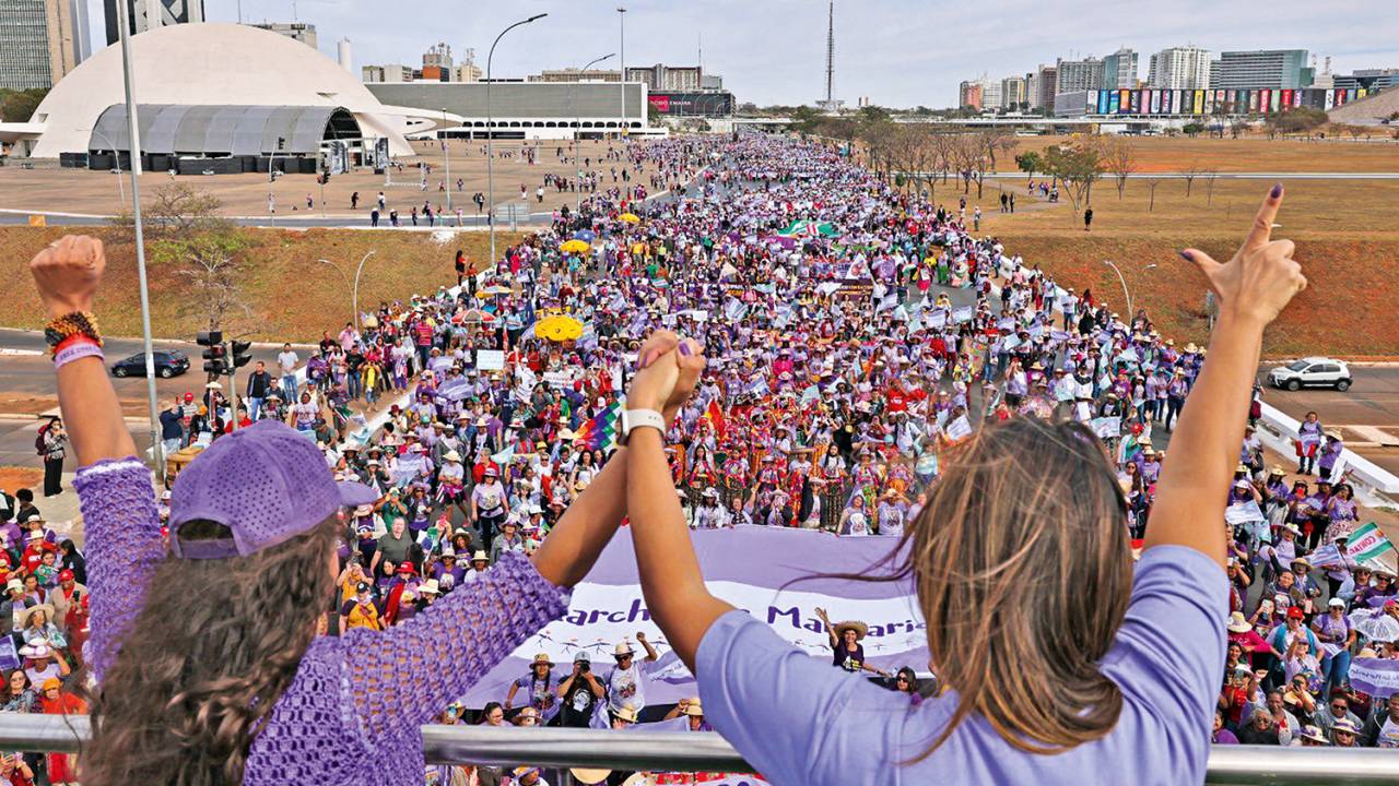 ESTILO - Janja, na Marcha das Margaridas, em agosto, em Brasília, com a agricultora familiar Mazé Morais: “Sempre sonhei estar aqui”