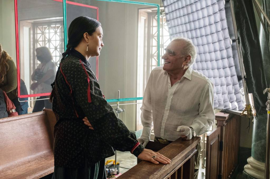 2a-D-FILME-KILLERS-OF-THE-FLOWER-MOON-668.jpg COSTUMES - Lily e Scorsese no set: forte presença indígena nos bastidores