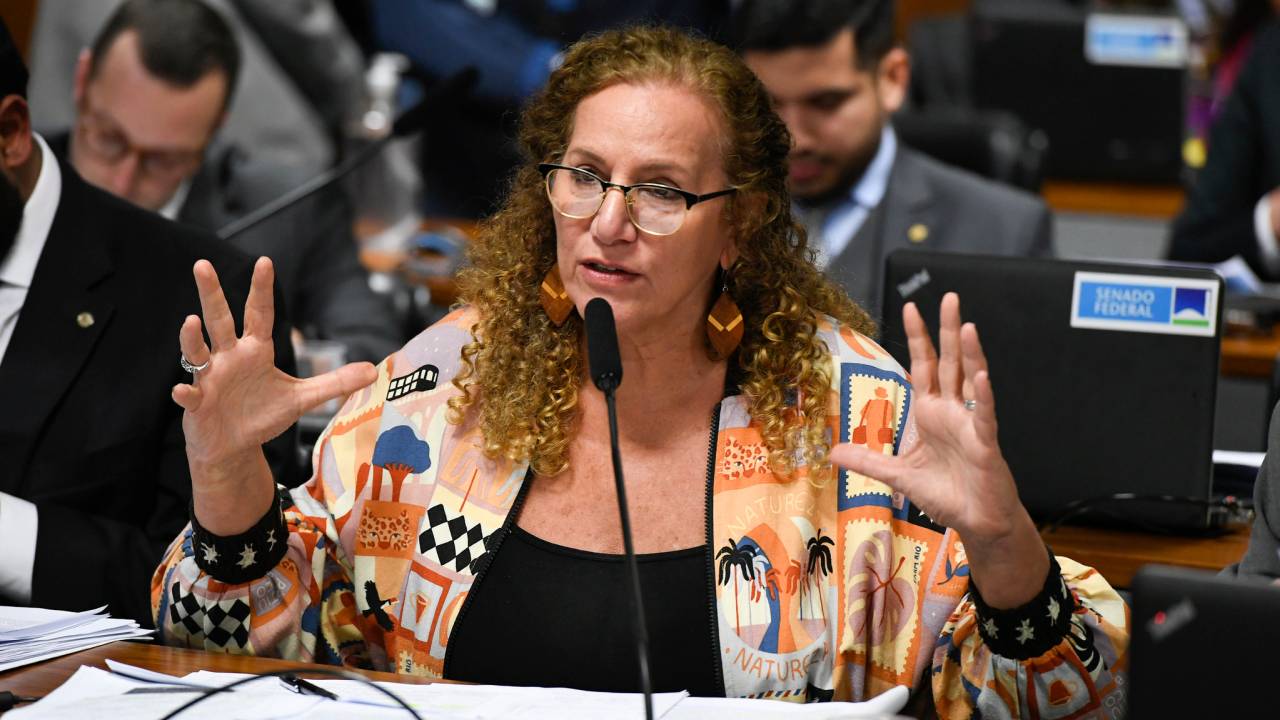 A deputada Jandira Feghali discursa na CPMI do 8 de Janeiro