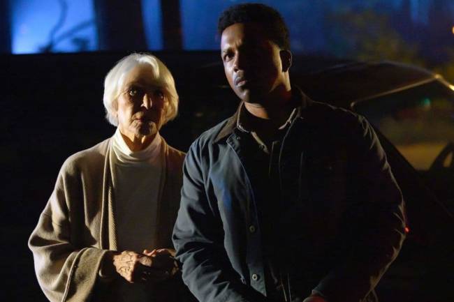 Ellen Burstyn e Leslie Odom Jr. em 'O Exorcista: O Devoto'