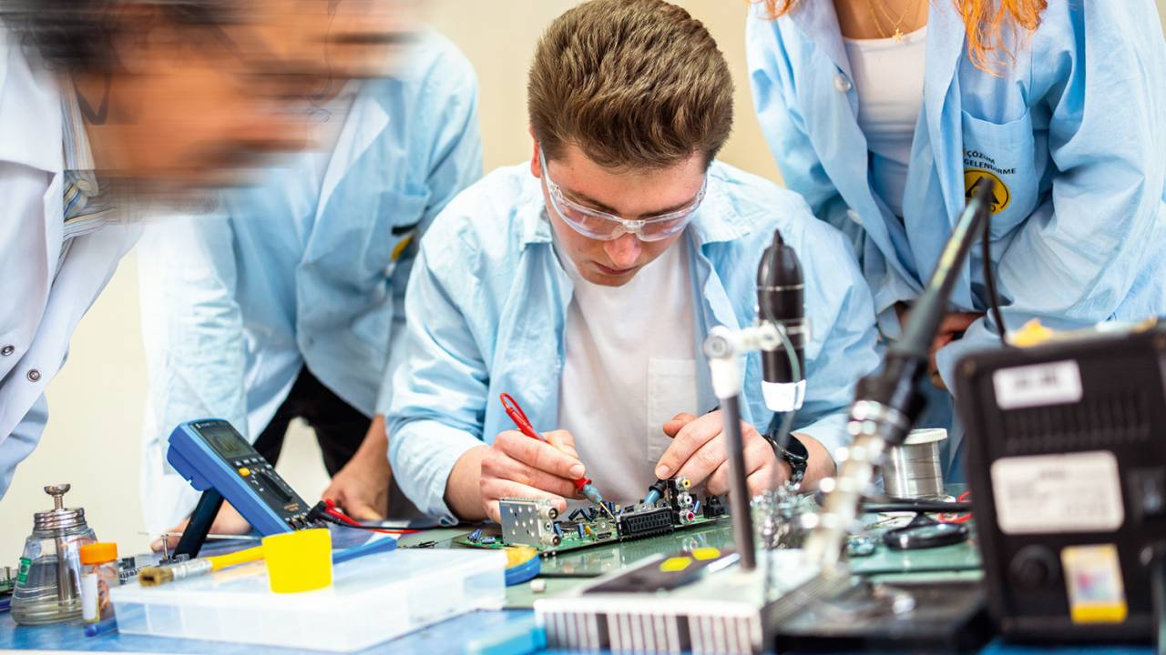 PAGOU, PASSOU - Curso de eletrônica: há escolas que emitem o canudo sem nem aplicar uma prova