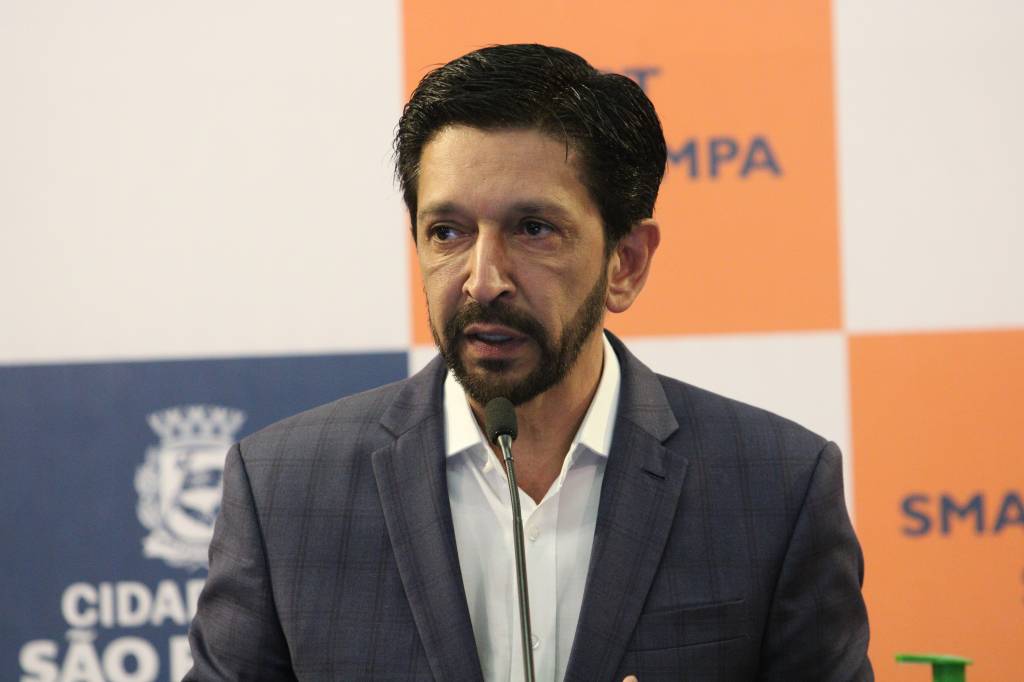 Após apoio aberto a Salles, Nunes faz gesto a Bolsonaro